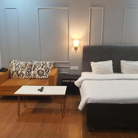 Mallenzo Suites Dlf Phase 1 Ґурґаон Екстер'єр фото