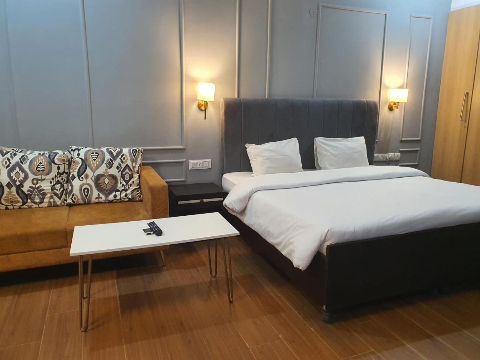 Mallenzo Suites Dlf Phase 1 Ґурґаон Екстер'єр фото
