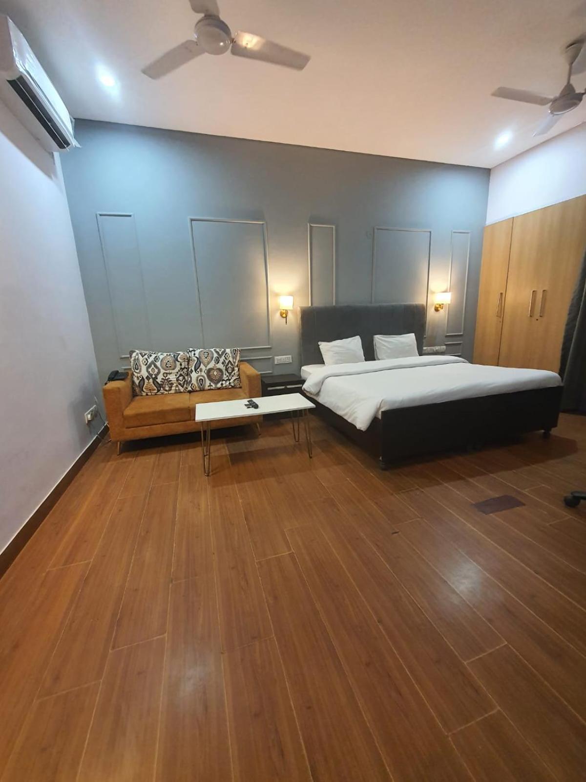 Mallenzo Suites Dlf Phase 1 Ґурґаон Екстер'єр фото