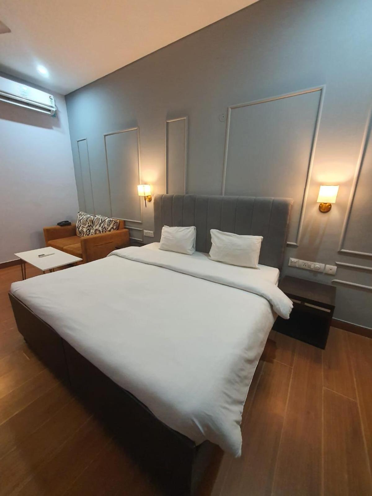Mallenzo Suites Dlf Phase 1 Ґурґаон Екстер'єр фото
