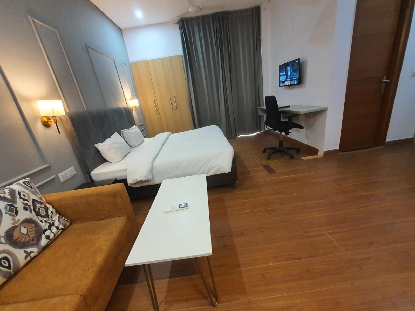 Mallenzo Suites Dlf Phase 1 Ґурґаон Екстер'єр фото