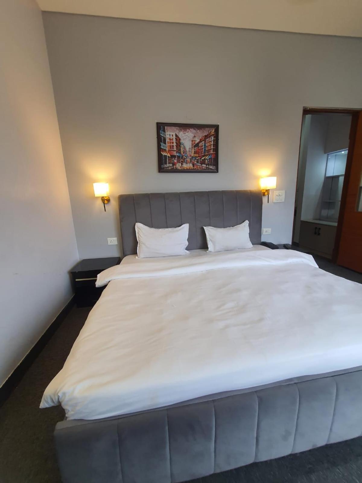 Mallenzo Suites Dlf Phase 1 Ґурґаон Екстер'єр фото