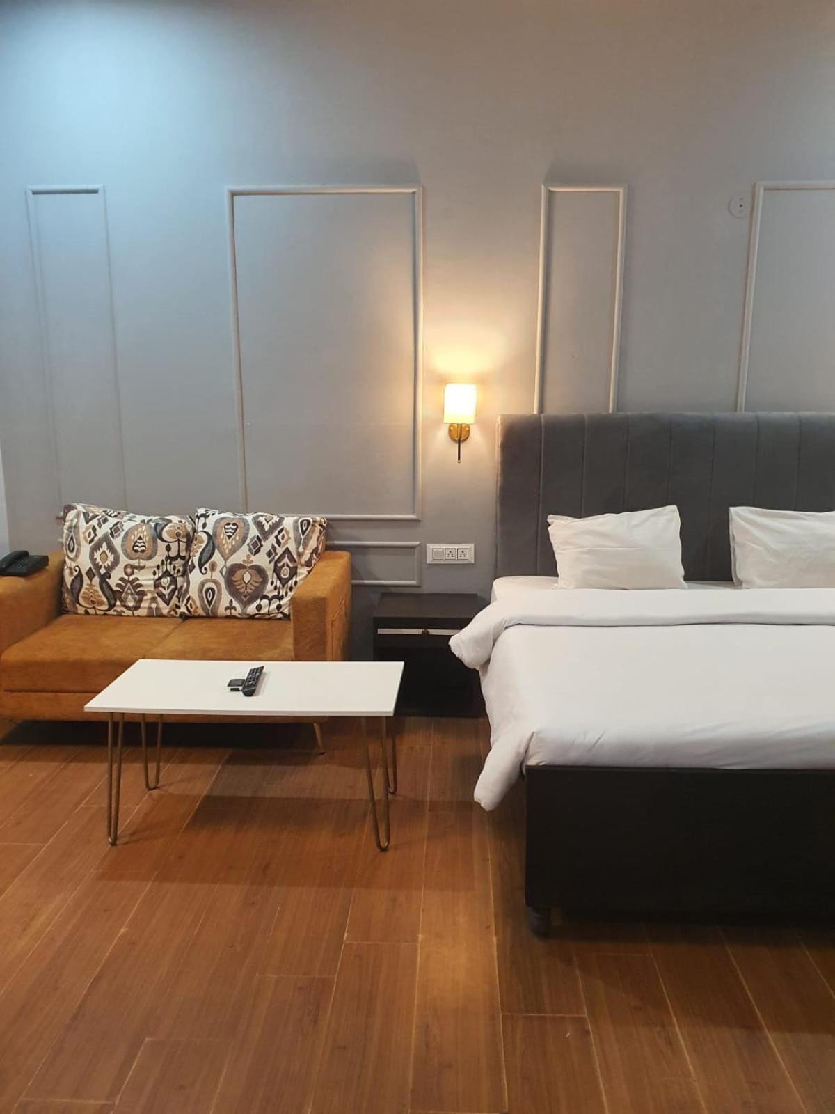 Mallenzo Suites Dlf Phase 1 Ґурґаон Екстер'єр фото