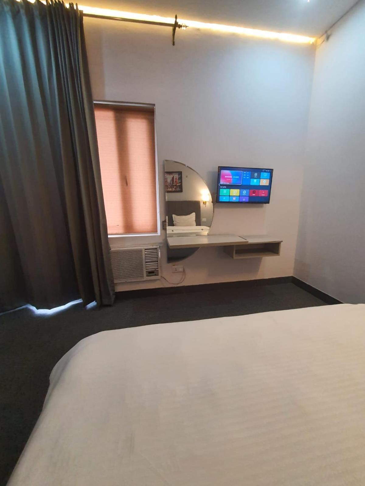 Mallenzo Suites Dlf Phase 1 Ґурґаон Екстер'єр фото
