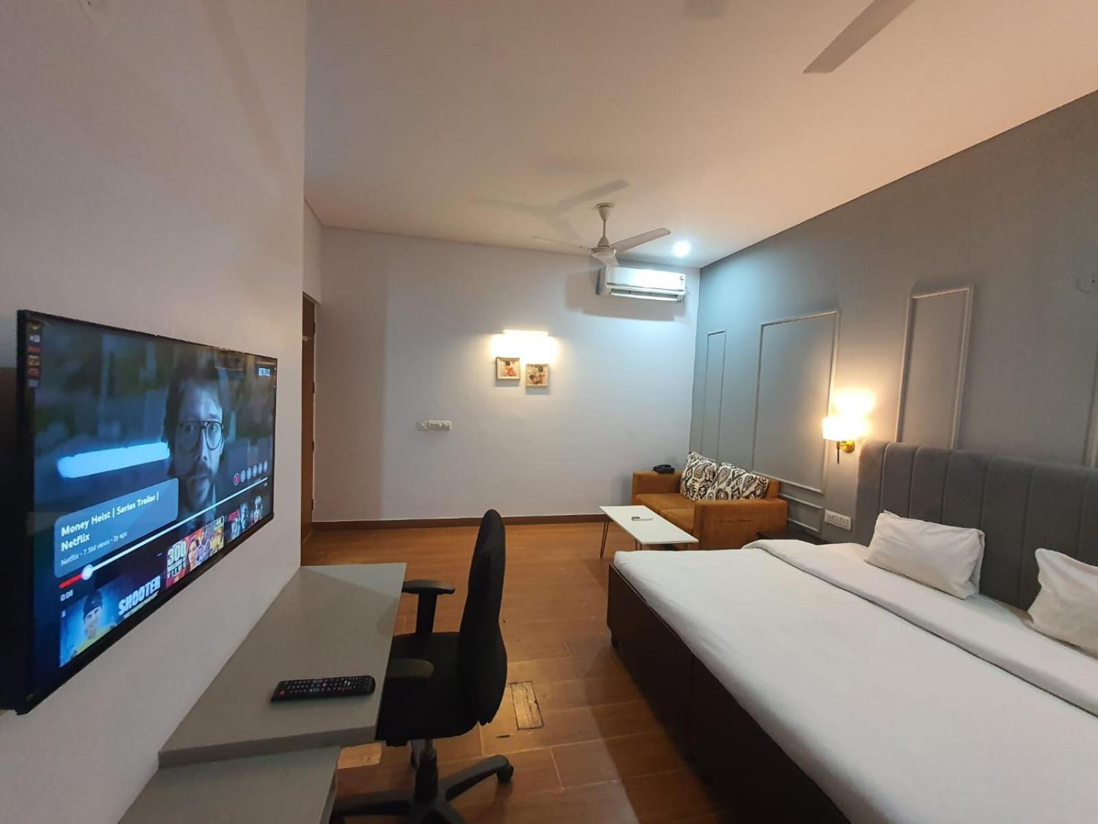Mallenzo Suites Dlf Phase 1 Ґурґаон Екстер'єр фото