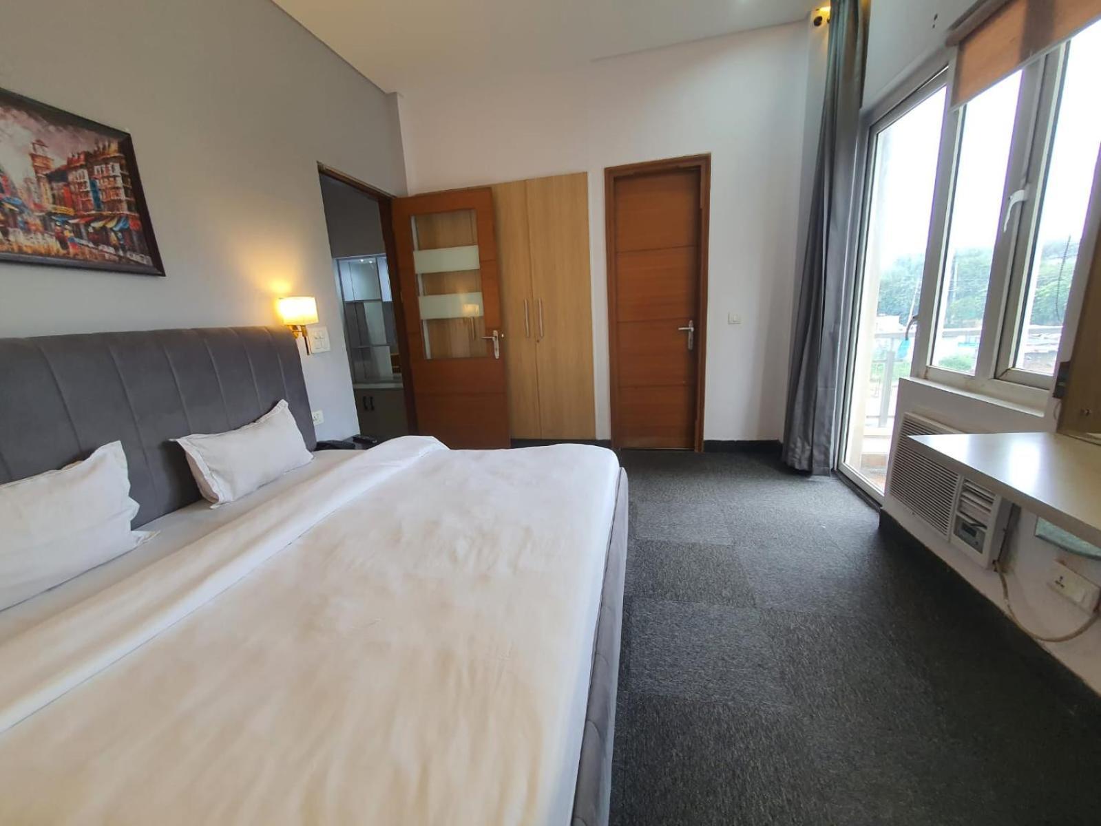 Mallenzo Suites Dlf Phase 1 Ґурґаон Екстер'єр фото