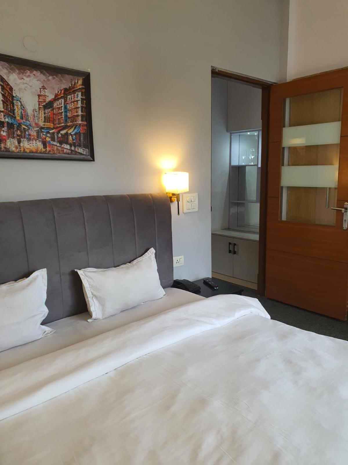 Mallenzo Suites Dlf Phase 1 Ґурґаон Екстер'єр фото